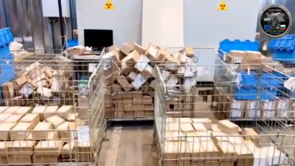 Митнически служители задържаха над 1000 куриерски пратки с наркотични вещества под различна форма