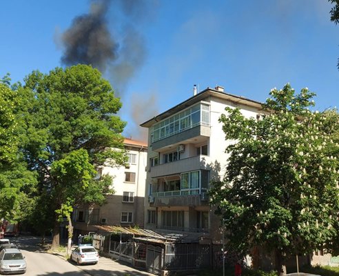Пожар е обхванал жилищна сграда на улица Петър Стоев в