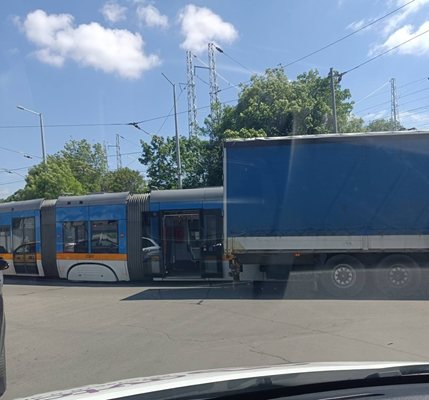 ТИР и трамвай са се блъснали близо до Сточна гара