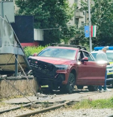 Джип се заби в подлез на метрото на бул България
