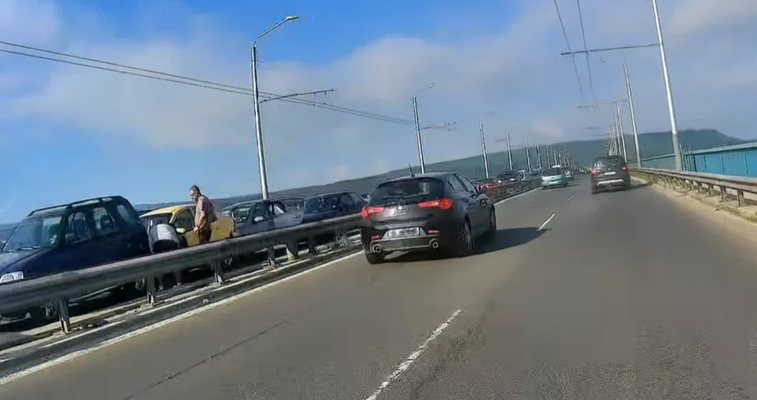 Верижна катастрофа с 4 автомобила затруднява движението по Аспарухов мост