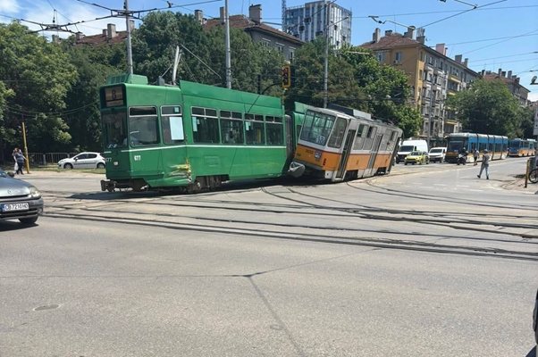 Два трамвая се удариха на кръстовището на булевард Александър Стамболийски