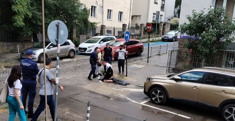 Мъжът oпитал да задигне колата на полицай докато детето му