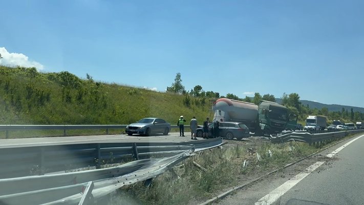 Само ден след като тир се заби в кола на
