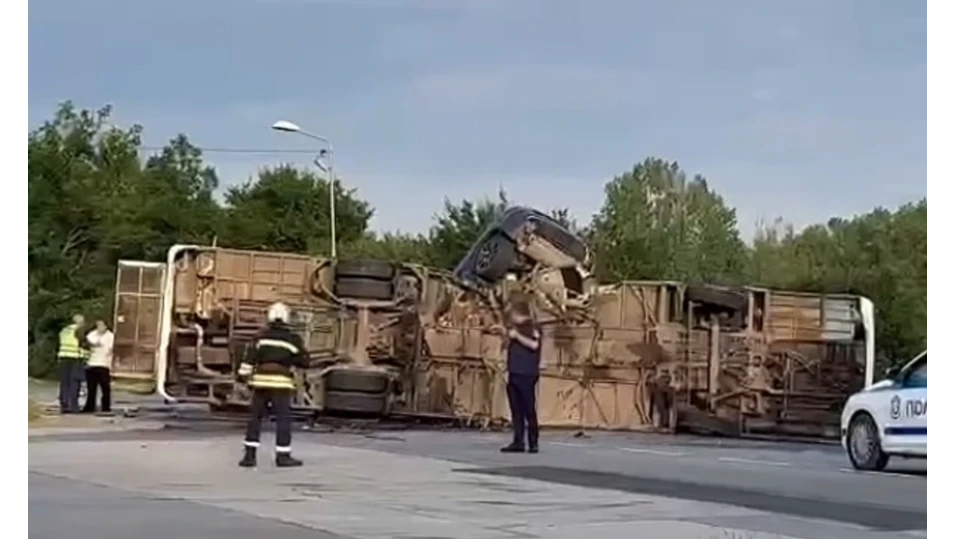 Тежка катастрофа между автобус на градския транспорт и автомобил стана