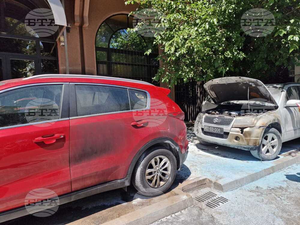 По обяд два автомобила с дипломатически регистрационни номера са били
